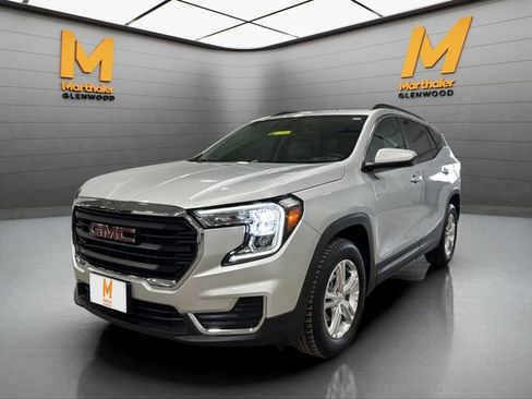 Used 2022 GMC Terrain SLE w/ Driver Convenience Package image 4