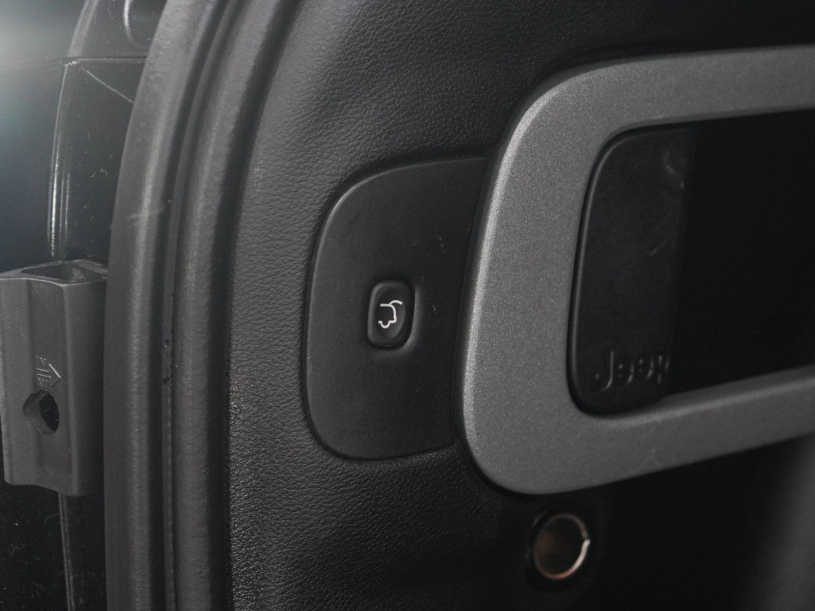 Used 2018 Jeep Cherokee Limited AWD/4WD image 17