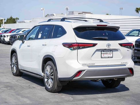 New 2026 Toyota Highlander Platinum AWD/4WD image 9