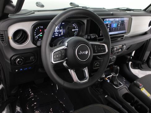 Used 2025 Jeep Wrangler Unlimited Sahara AWD/4WD image 8