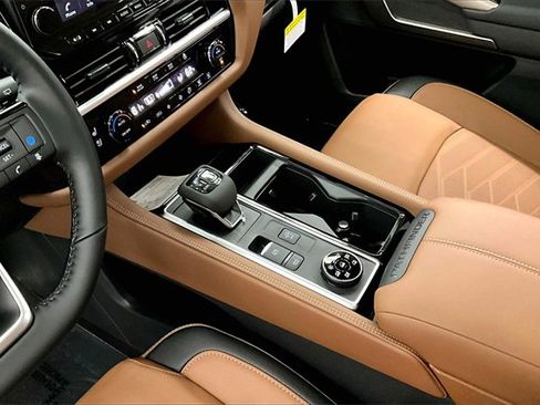 New 2025 Nissan Pathfinder Platinum image 8