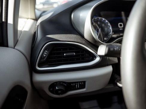 Used 2024 Chrysler Pacifica Touring-L image 17