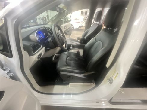 Used 2024 Chrysler Pacifica Touring-L image 11