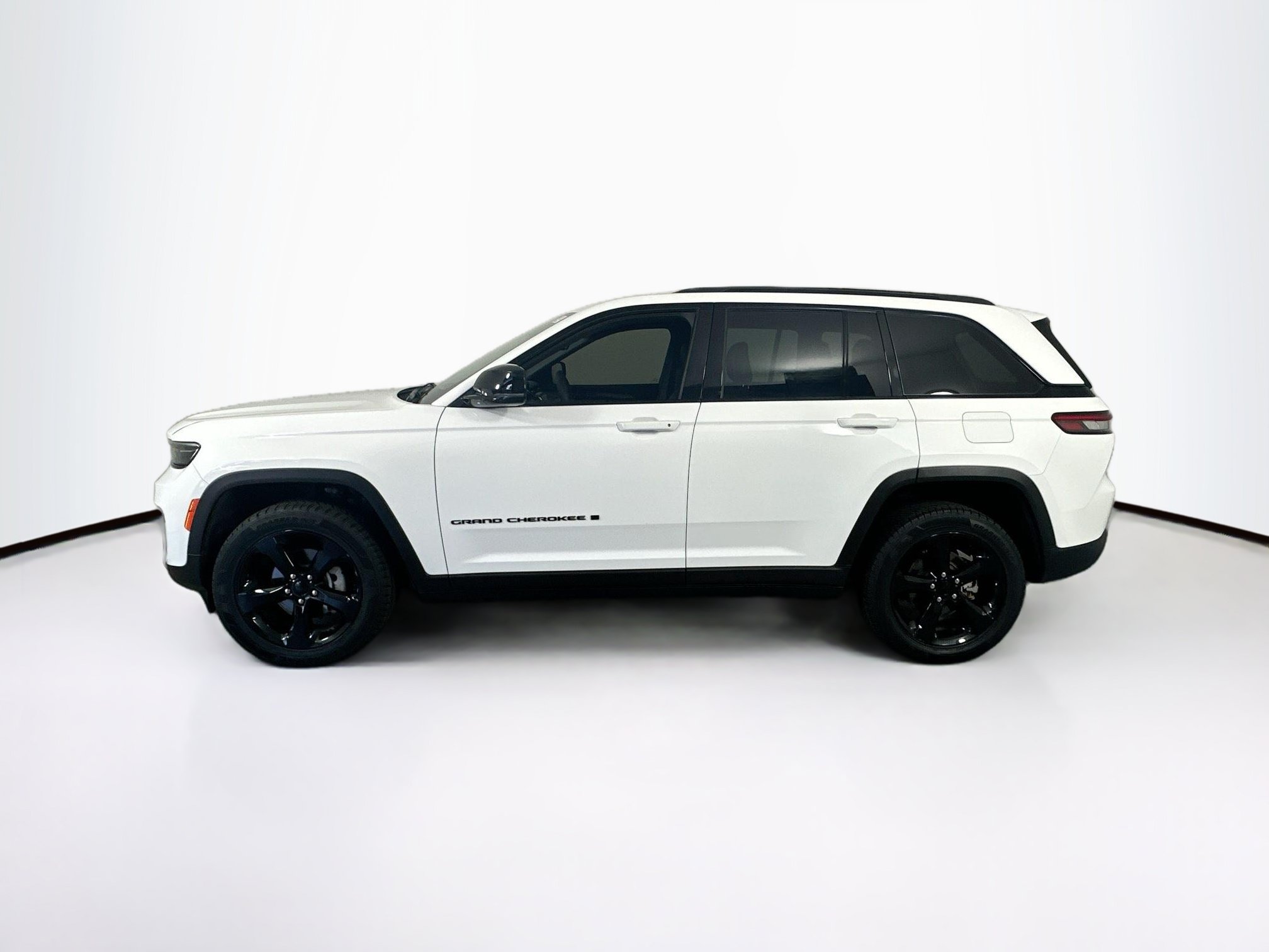 Used 2023 Jeep Grand Cherokee Altitude AWD/4WD image 8