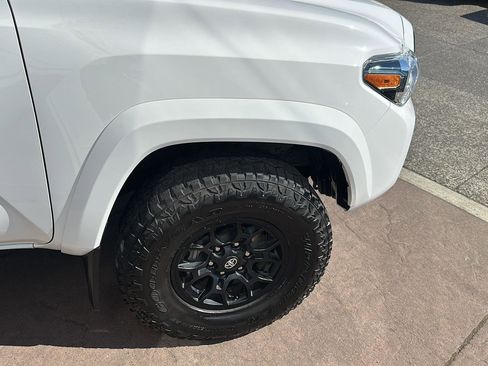 Used 2022 Toyota Tacoma SR5 w/ Black Out Package (TMS) AWD/4WD image 23