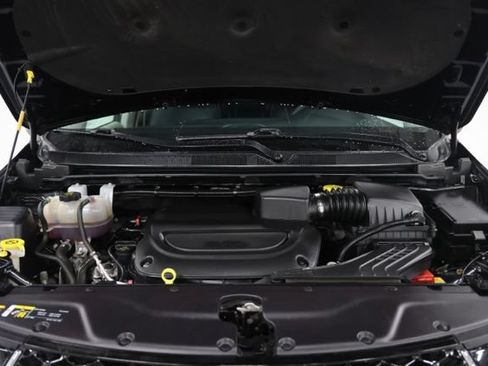 Used 2024 Chrysler Pacifica Touring-L FWD image 6