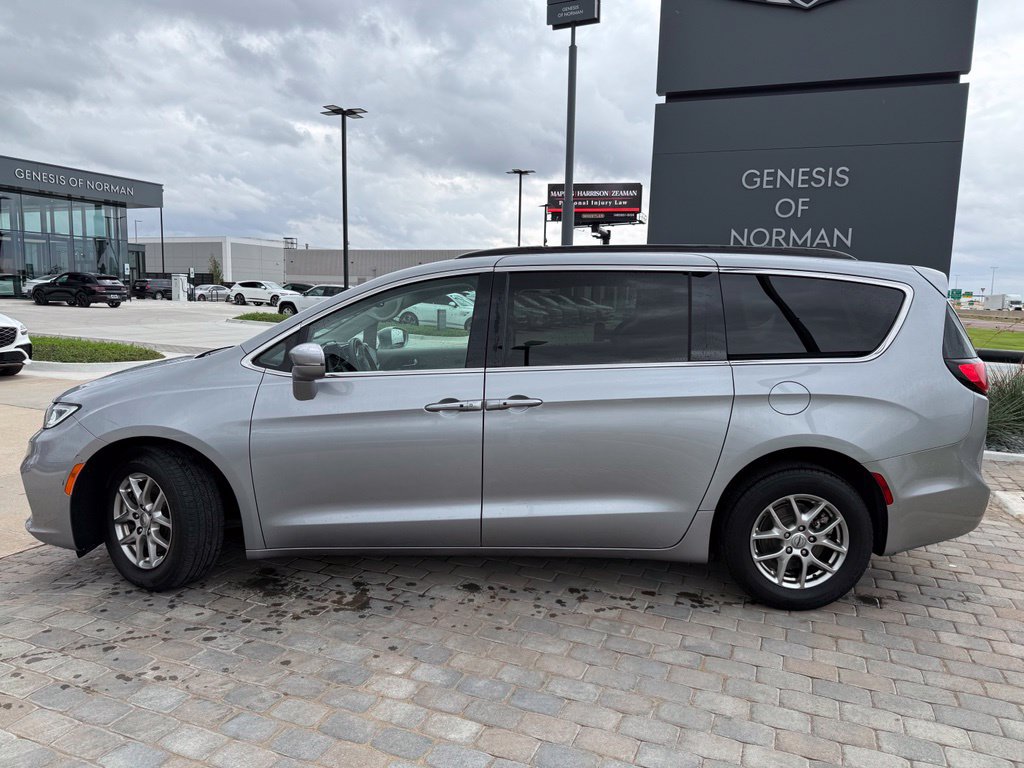 Used 2021 Chrysler Pacifica Touring FWD image 2