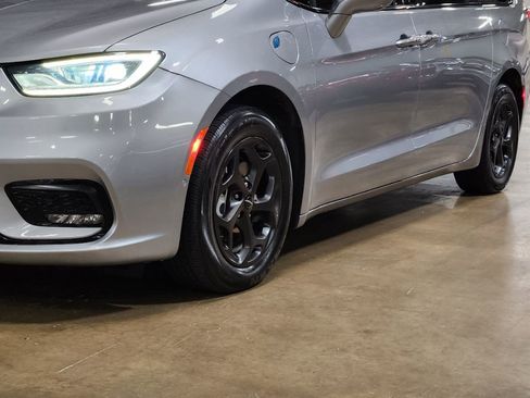 Used 2021 Chrysler Pacifica Touring-L w/ S Appearance Package image 17