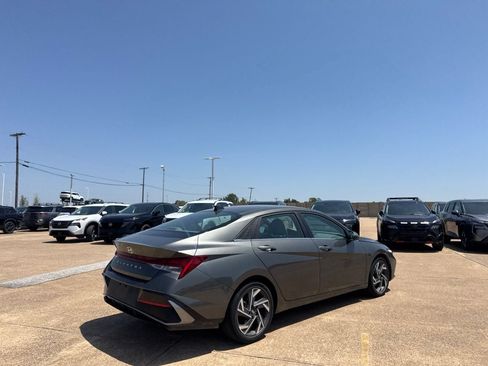 Used 2025 Hyundai Elantra SEL FWD image 22