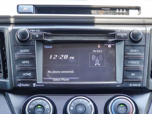 Used 2018 Toyota RAV4 LE FWD image 13