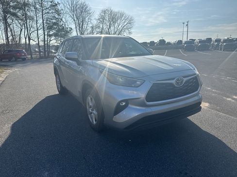 Used 2024 Toyota Highlander LE image 3