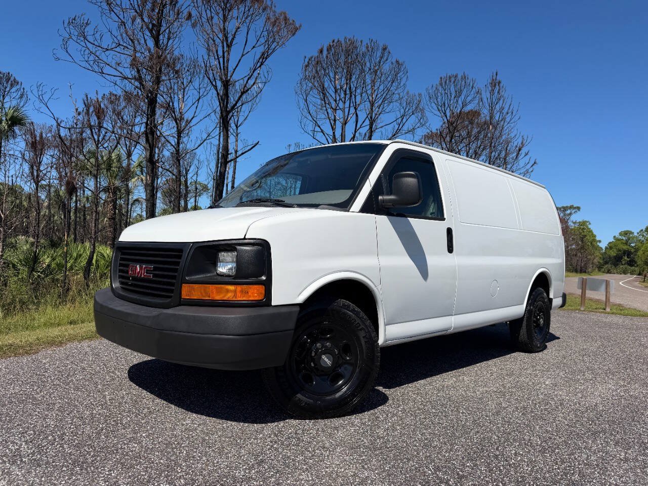 Used 2011 GMC Savana 2500 RWD image 1