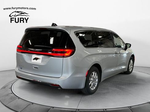 Used 2024 Chrysler Pacifica Touring-L FWD image 3