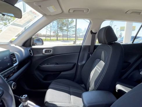 Certified 2021 Hyundai Venue SEL image 31