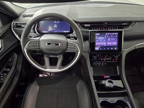 New 2025 Jeep Grand Cherokee Altitude image 10