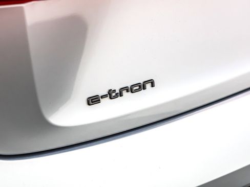 Used 2022 Audi e-tron Premium w/ Convenience Plus Package image 10