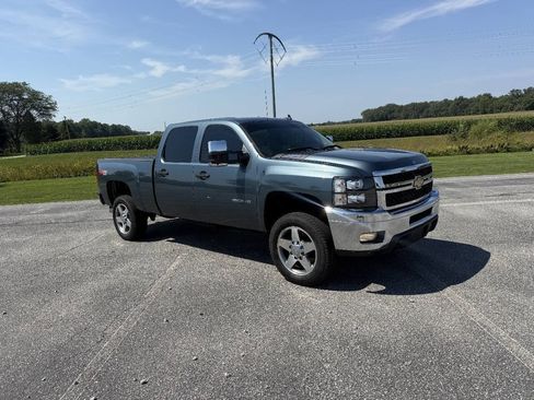 Used 2011 Chevrolet Silverado 2500 LT w/ Interior Plus Package AWD/4WD image 3