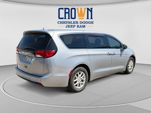 Used 2020 Chrysler Pacifica Touring FWD image 3