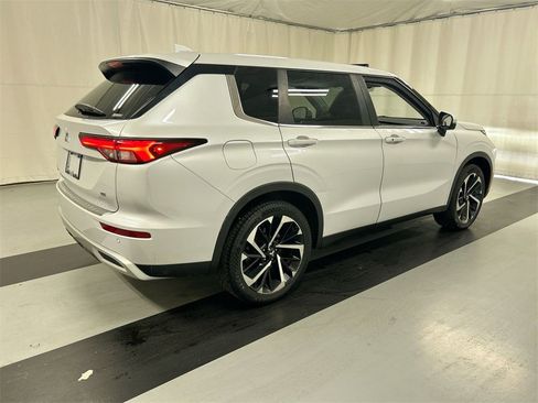 Used 2022 Mitsubishi Outlander SE image 2