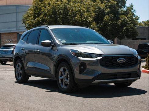 Used 2025 Ford Escape ST-Line Select AWD/4WD image 3