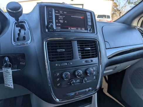 Used 2019 Dodge Grand Caravan SXT image 15