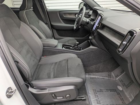 Certified 2023 Volvo C40 P8 Recharge Ultimate image 32