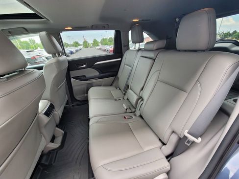 Used 2019 Toyota Highlander XLE AWD/4WD image 16