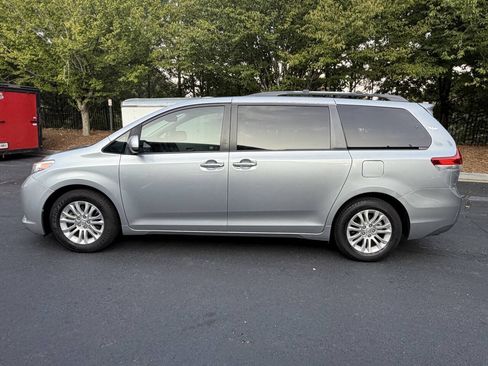 Used 2011 Toyota Sienna XLE w/ XLE Navigation Pkg FWD image 3