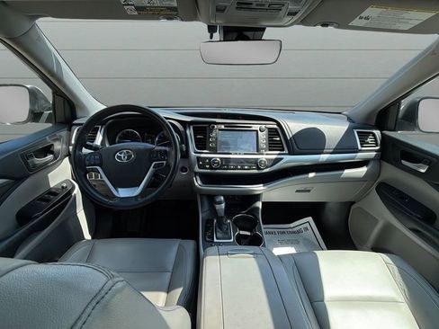 Used 2017 Toyota Highlander XLE AWD/4WD image 10