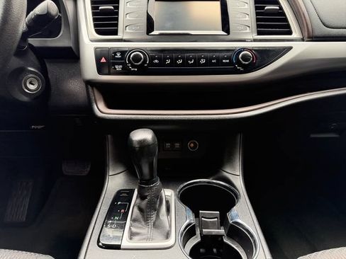 Used 2019 Toyota Highlander LE FWD image 11