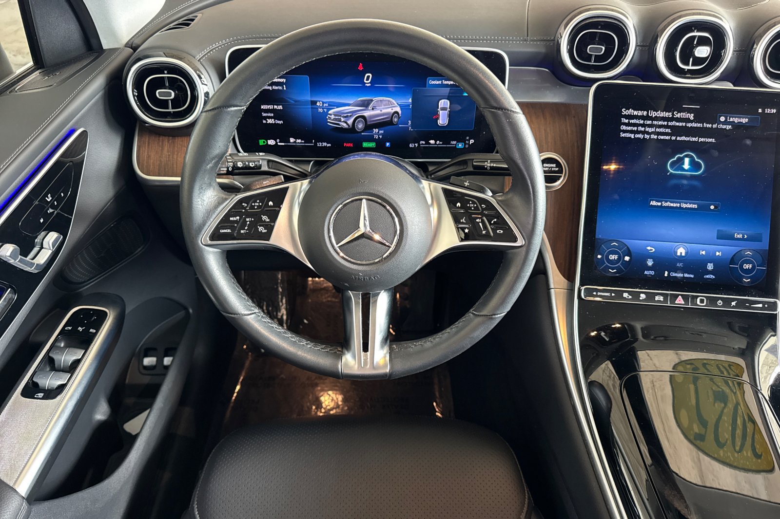 Used 2025 Mercedes-Benz GLC 350e 4MATIC image 17