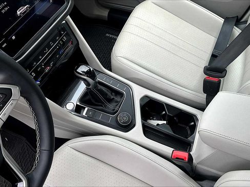 Used 2022 Volkswagen Tiguan SE AWD/4WD image 17