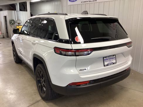 Used 2024 Jeep Grand Cherokee Altitude image 3