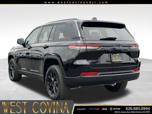 Used 2025 Jeep Grand Cherokee Altitude RWD image 5
