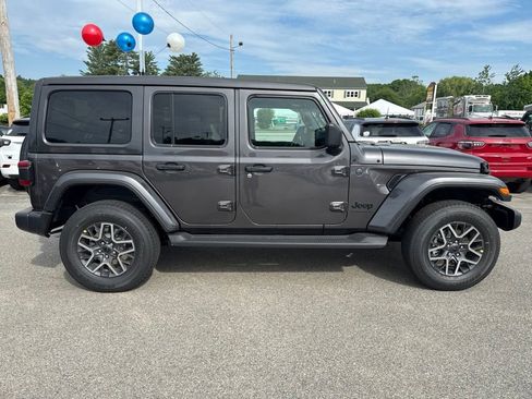 New 2026 Jeep Wrangler Unlimited Sahara AWD/4WD image 6