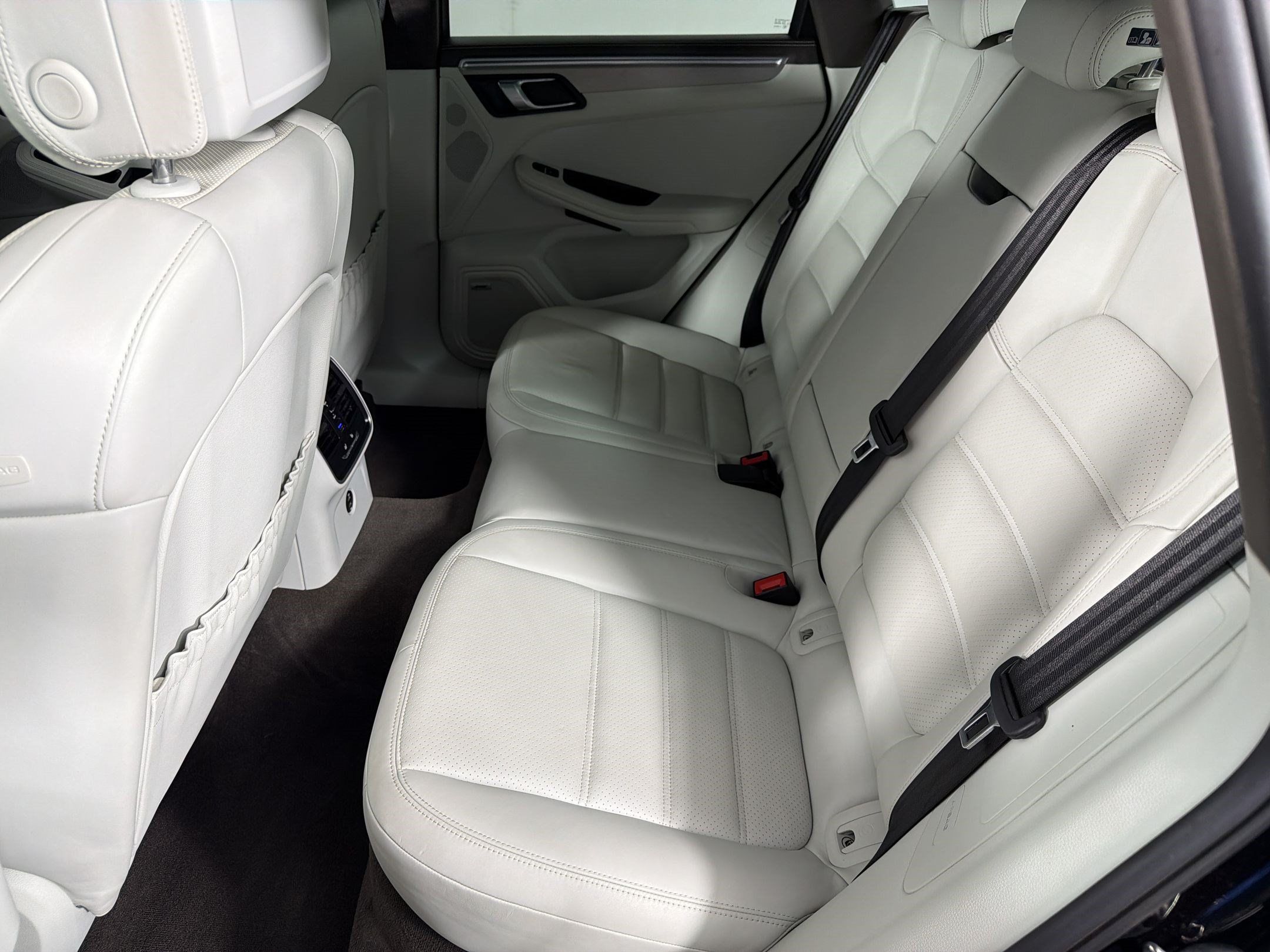 Certified 2021 Porsche Macan Turbo AWD/4WD image 21