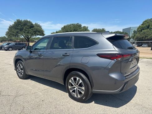 Used 2025 Toyota Highlander XLE FWD image 6