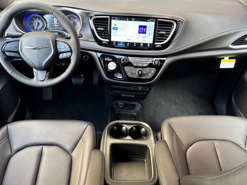 New 2026 Chrysler Pacifica Select image 12
