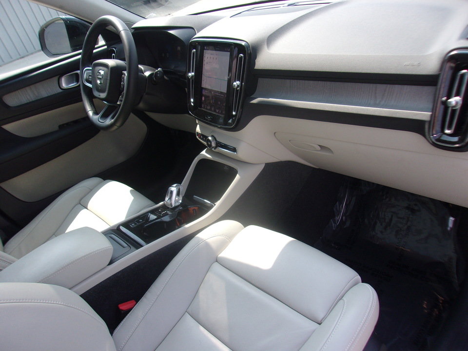 Used 2024 Volvo XC40 B5 Plus AWD/4WD image 12
