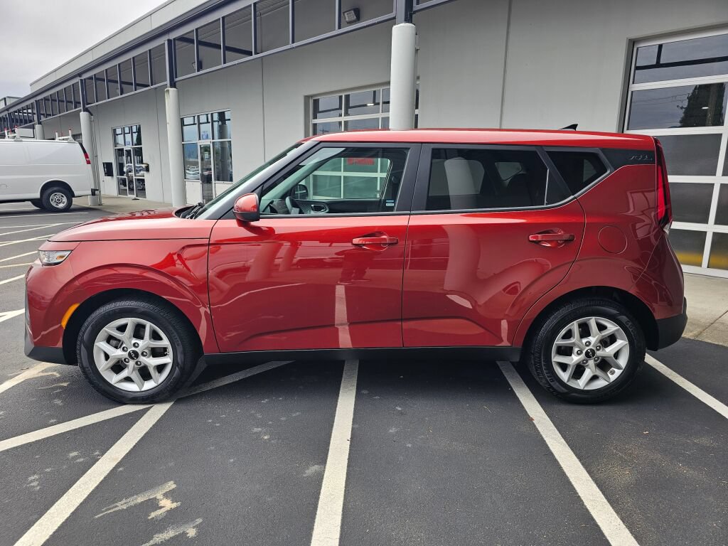 Used 2022 Kia Soul LX w/ Technology Package FWD image 2
