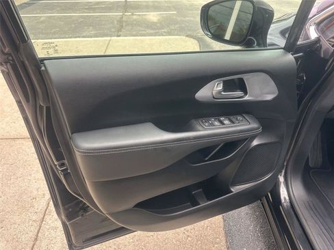 Used 2022 Chrysler Pacifica Touring FWD image 18