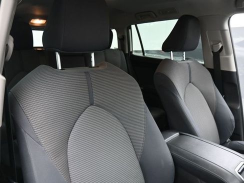 Used 2020 Toyota Highlander L image 28