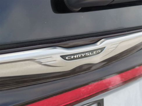 Used 2023 Chrysler Pacifica Touring-L image 12