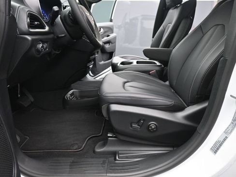 New 2026 Chrysler Pacifica Select image 10