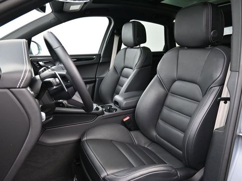 Certified 2025 Porsche Macan AWD/4WD image 5