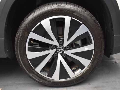 Used 2024 Volkswagen Taos SE FWD image 15