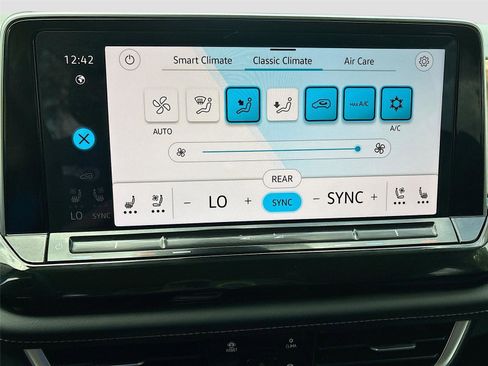 Used 2025 Volkswagen Atlas SE FWD image 16