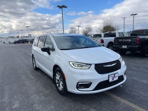 New 2026 Chrysler Pacifica Limited image 7