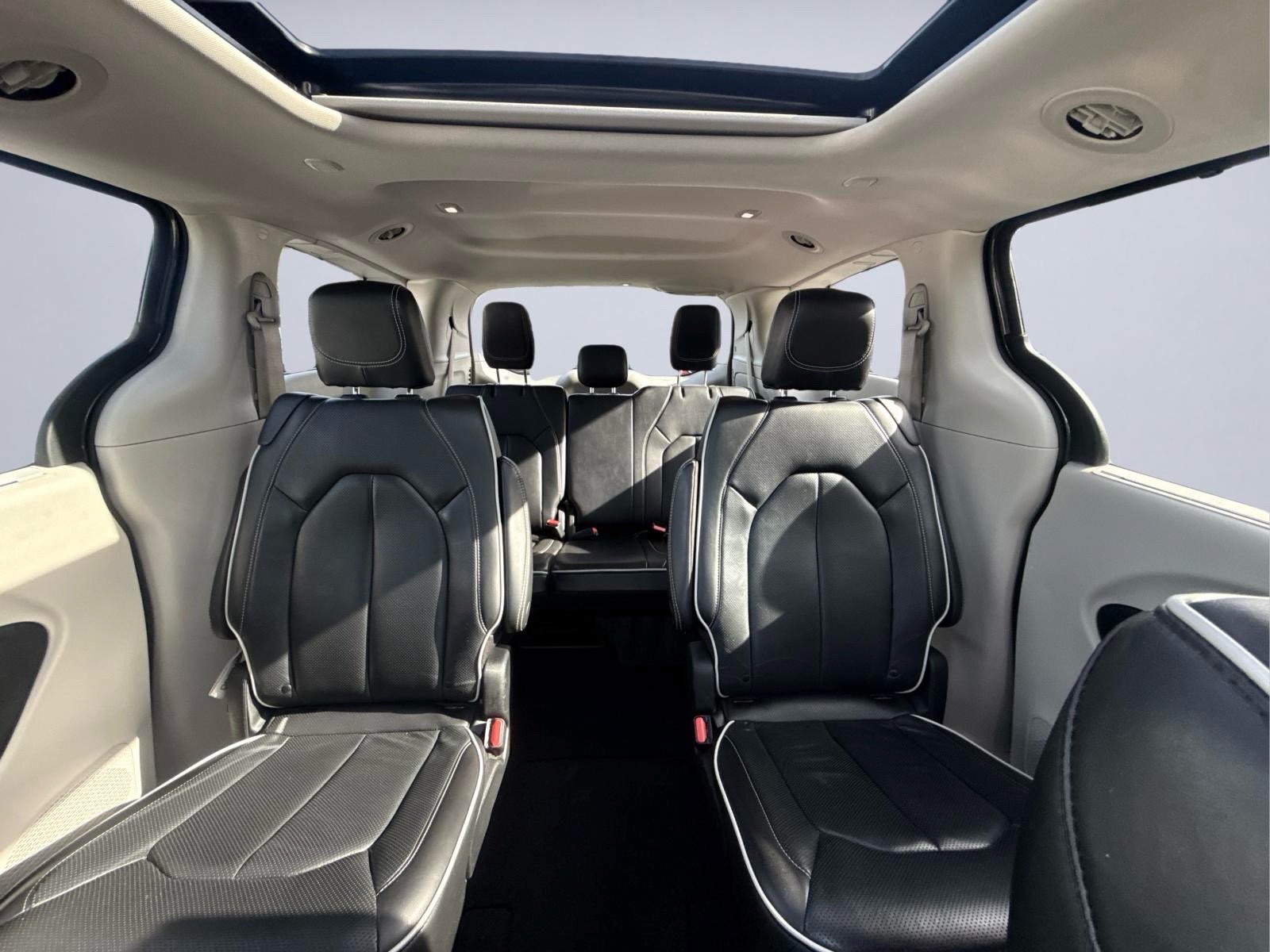 Used 2023 Chrysler Pacifica Limited FWD image 18