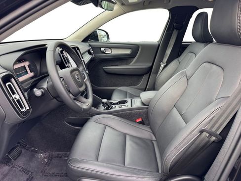 Certified 2025 Volvo XC40 B5 Core image 9